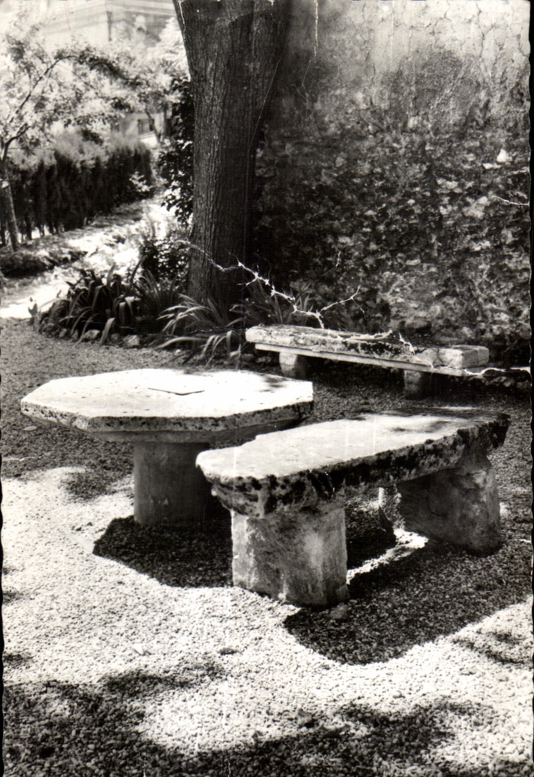 CPA Le Mont Louis de J J Rousseau Montmorency (Val d Oise) la table et les bances de pieree sur la terrasse