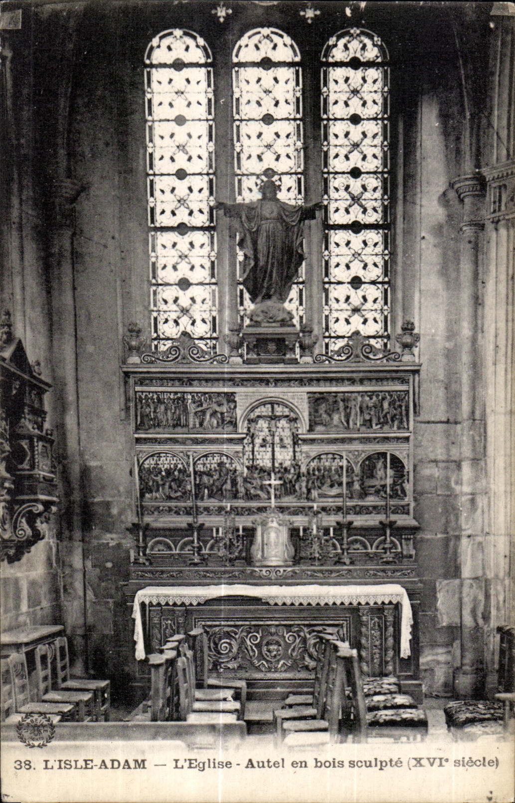 CPA L Isle Adam L Eglise Autel en bois sculpture (XVI e siecle)
