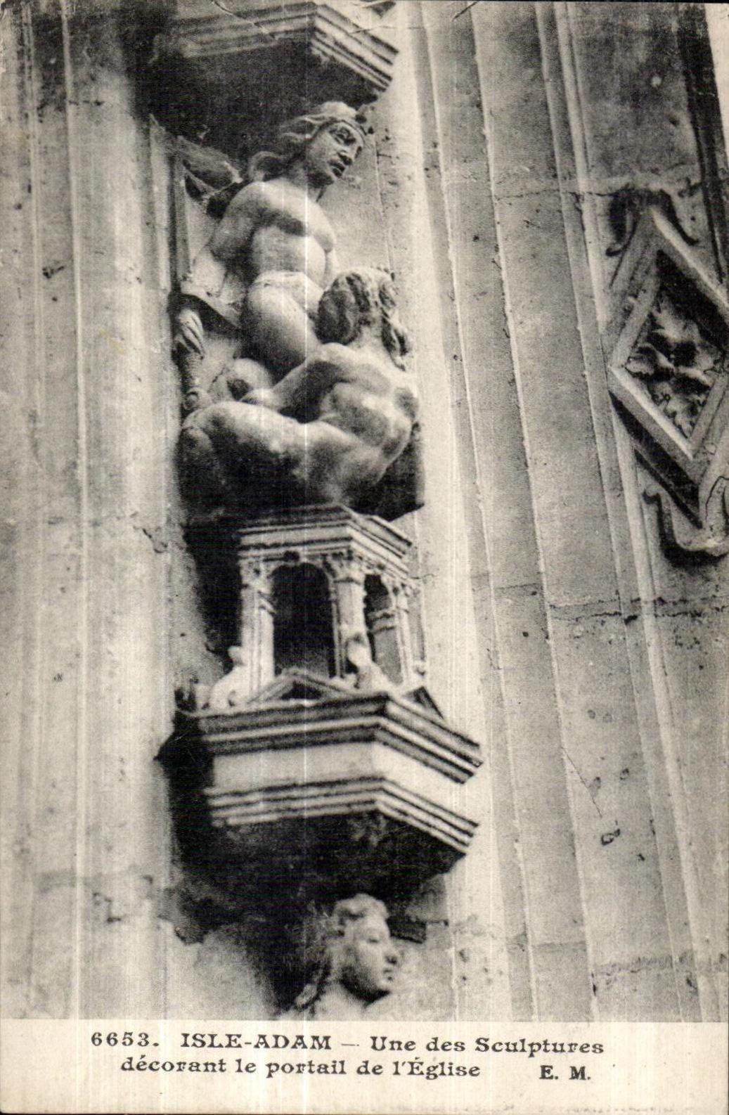 ISLE-ADAM — Eine der Skulpturen, die den Portal der Kirche schmücken — E. M.