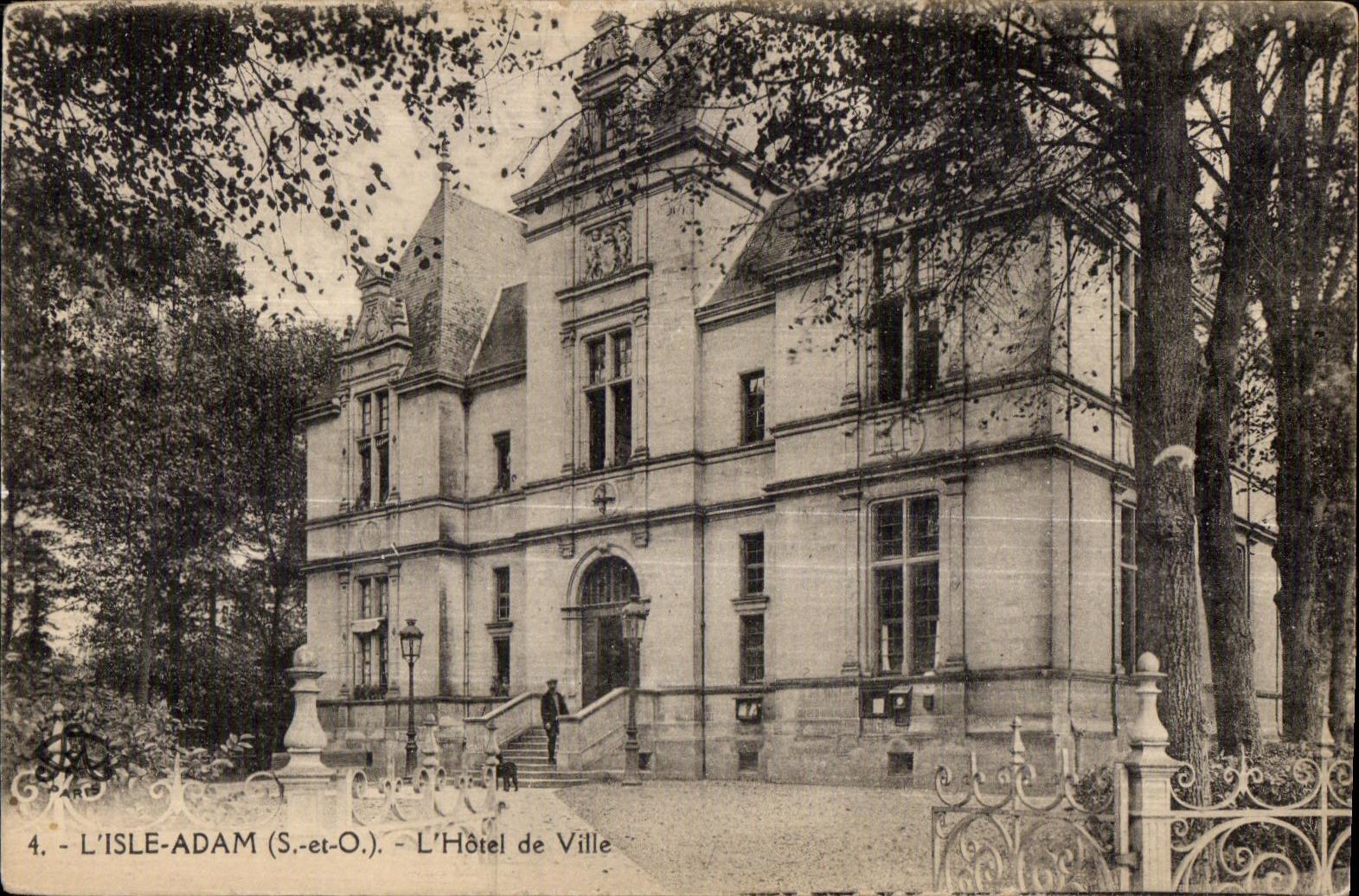 L'Isle-Adam (S.-et-O.) — L'Hôtel de Ville — Imp. phot. L'Albatros, Paris