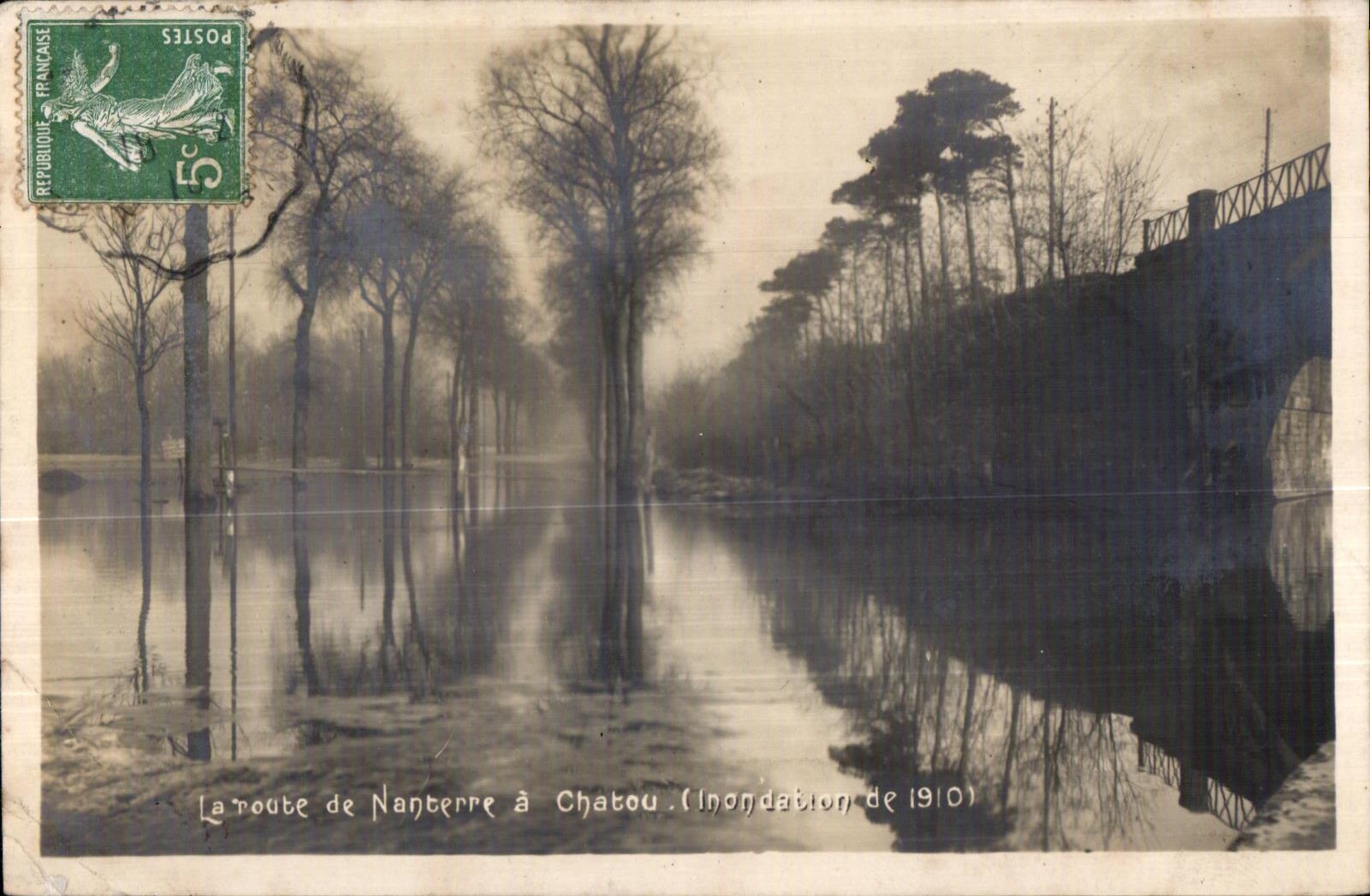 CPA La route de Nanterre a Chatou (Inondation de 1910)
