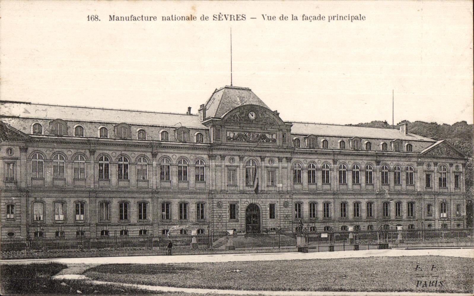 CPA Manufacture nationale de Sevres Vue de la facade principlae