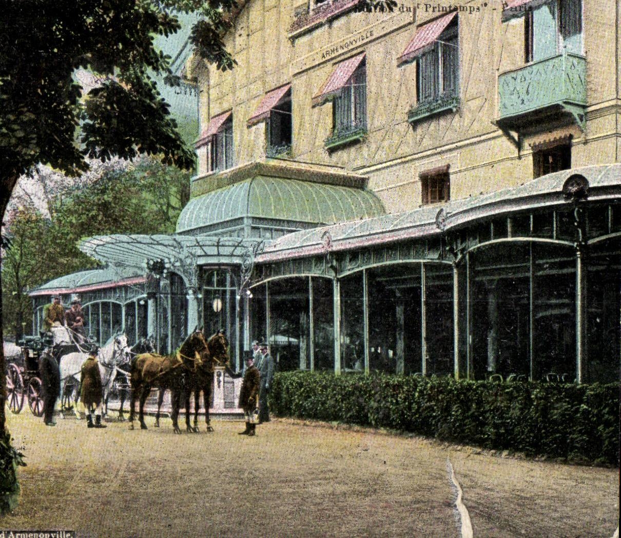 Hôtel du Printemps - Paris — vue de l'entrée avec calèches — éditeur L.V. & Cie