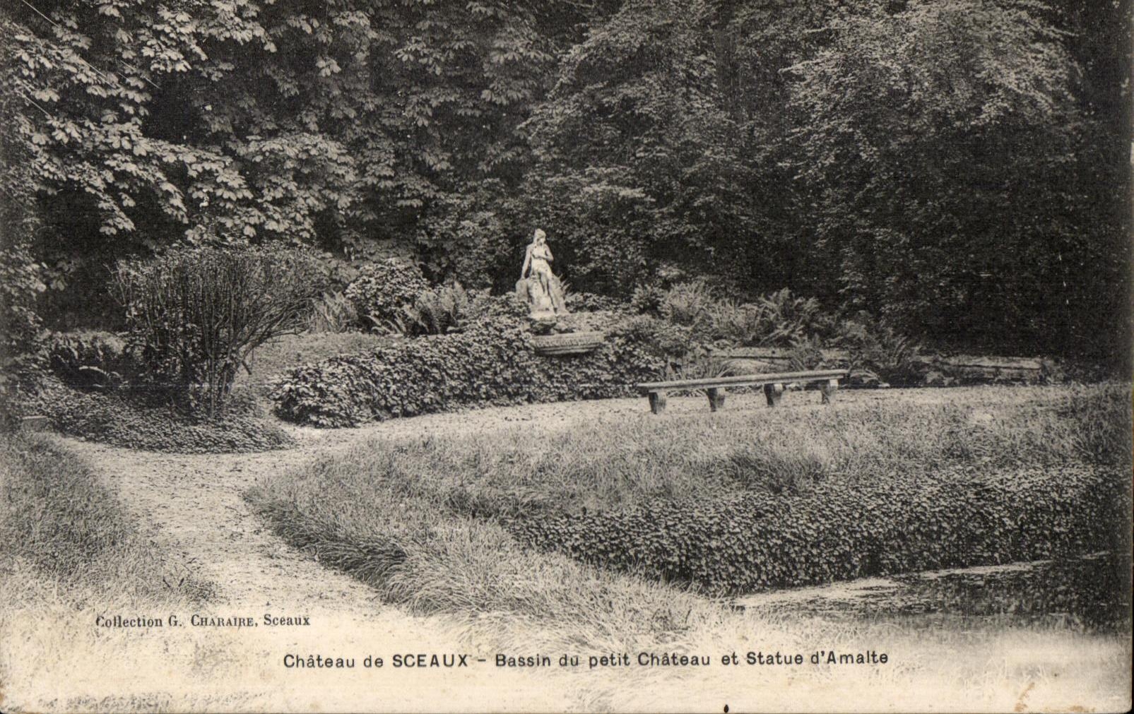 CPA Chateau de Sceaux Bassion du petit Chateau et Statue d Amalte