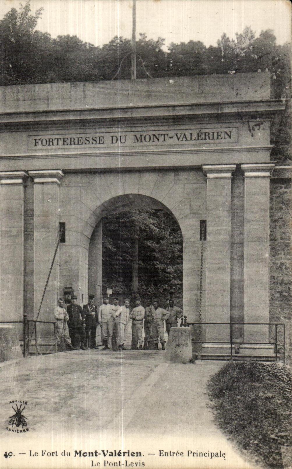 CPA Le Fort du Mont Valerien Entree principale le Pont Levis Militaria 