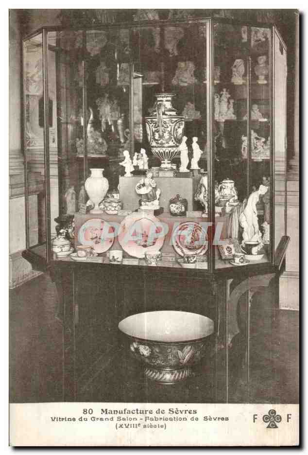 CPA Manufacture de Sevres Vitrine du grand salon Porcelaine