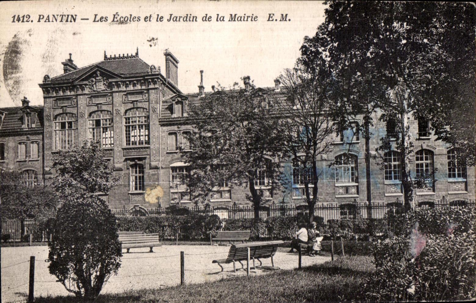 CPA Pentin Les Ecoles et le Jardin de la Mairie