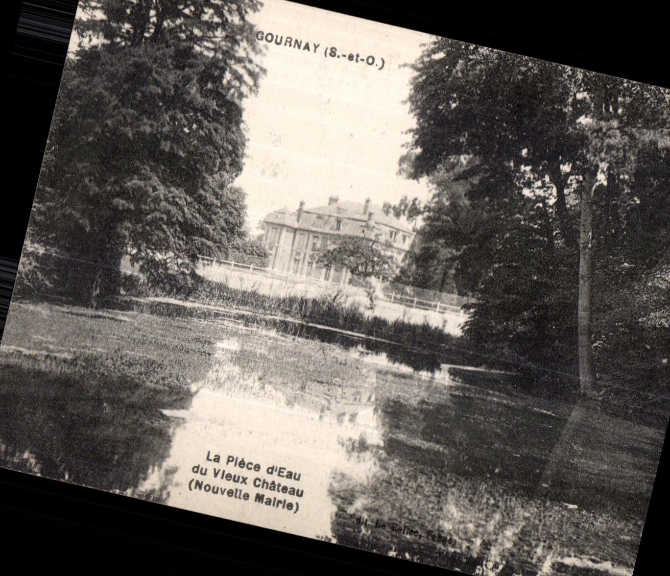 CPA Gournay La Place d Eau du Vieux Chateau (Nouvelle Mairie)