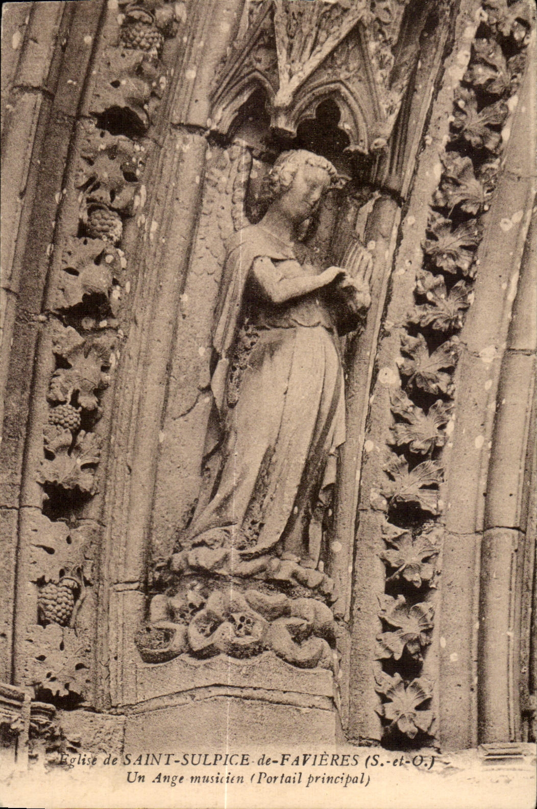 CPA Eglise de Saint Sulpice de Favieres (S et O) Un Ange musicien (Portail principal)