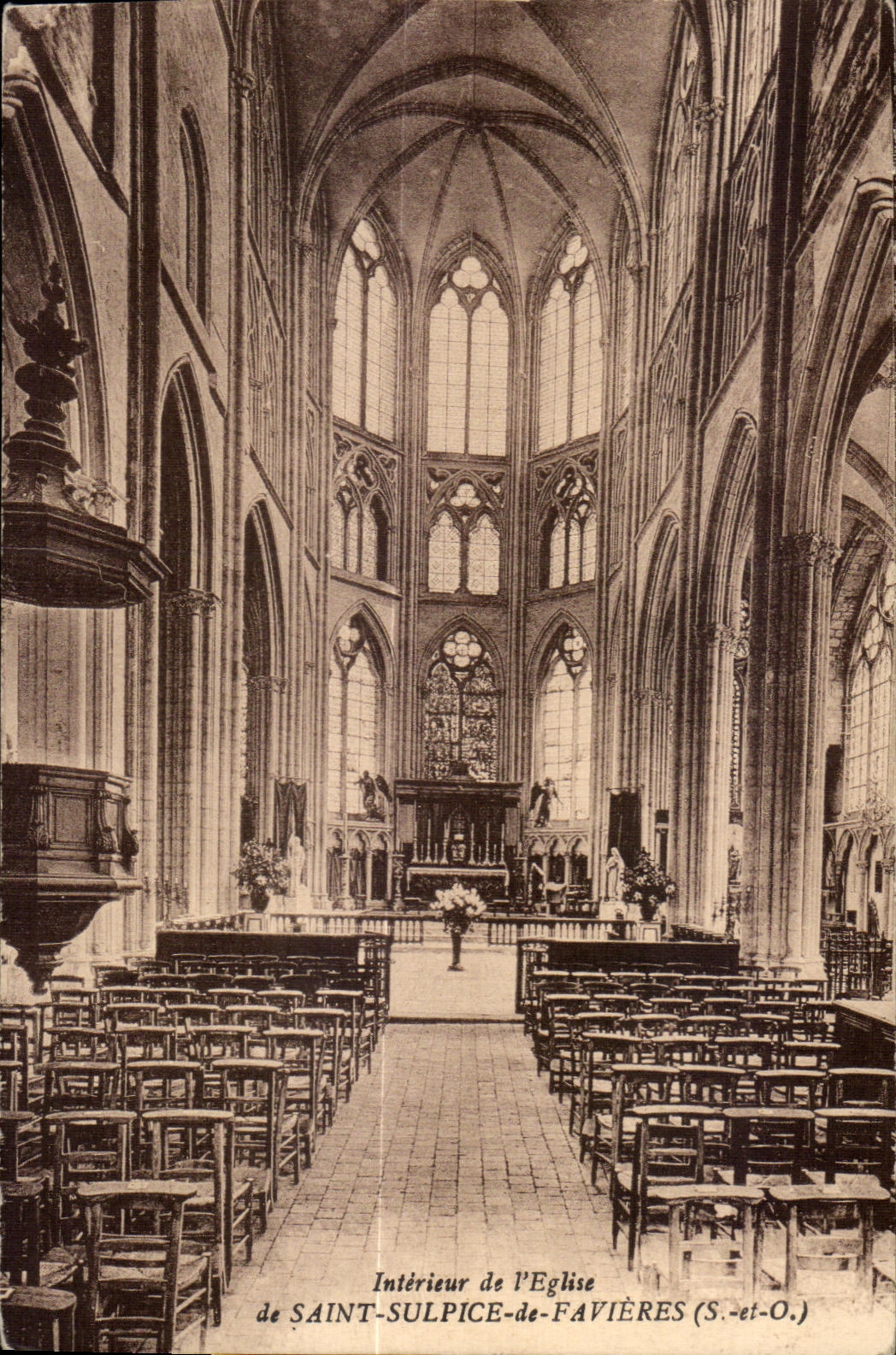 CPA Interieur de l Eglise de Saint Sulpice de Favieres (S et O)
