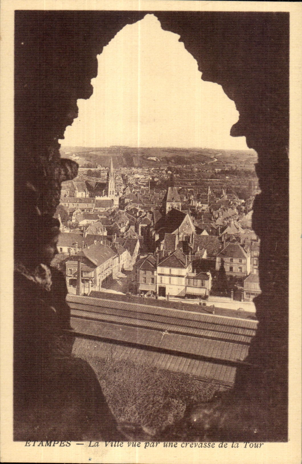 CPA Etampes La Ville vue par une crevasse de la Tour