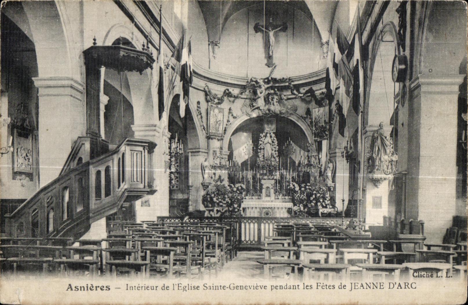 CPA Asnieres Interieur de l Eglise sainte Genevieve pendant les Fetes de Jeanne d Arc
