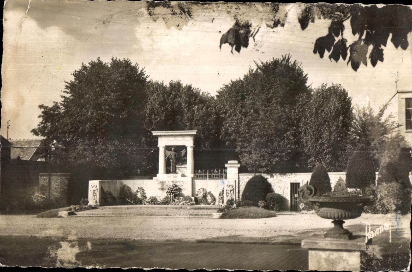 CPSM Montgeron (S et O) Le Monument aux Morts