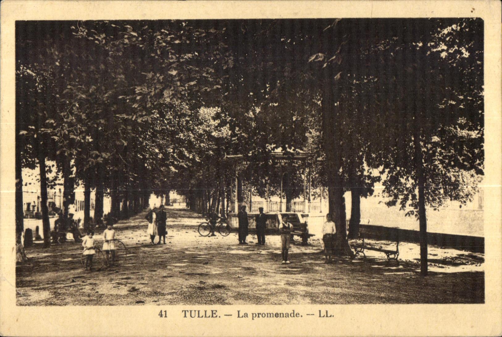 Tulle - La Promenade Enfants - CPA 