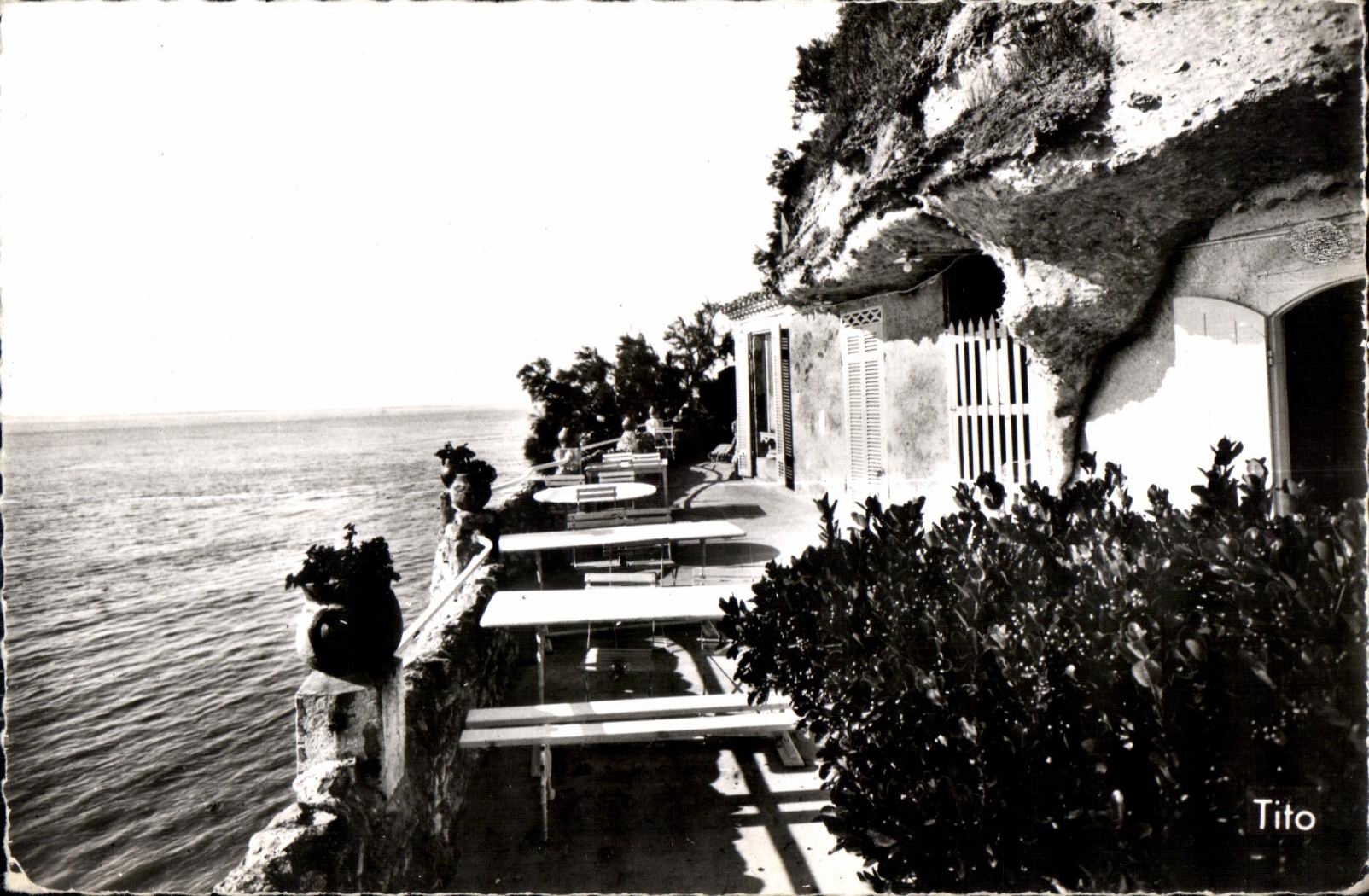 Vue de la côte — terrasse sur la mer avec cabane en falaise — Tito