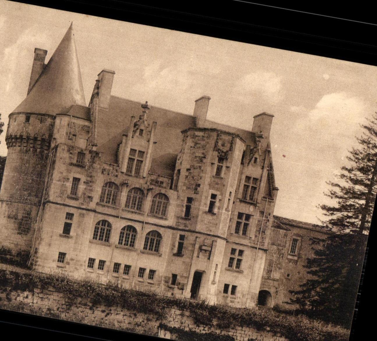 Crazannes — Château du XVᵉ siècle — Éditions Artiwiki, Cognac