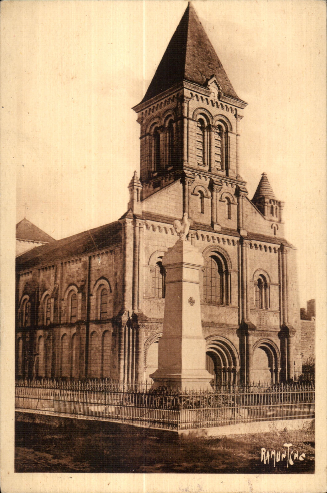 CPA Nieul sur l Autize Eglise romane et Monument aux Morts pour la Patrie