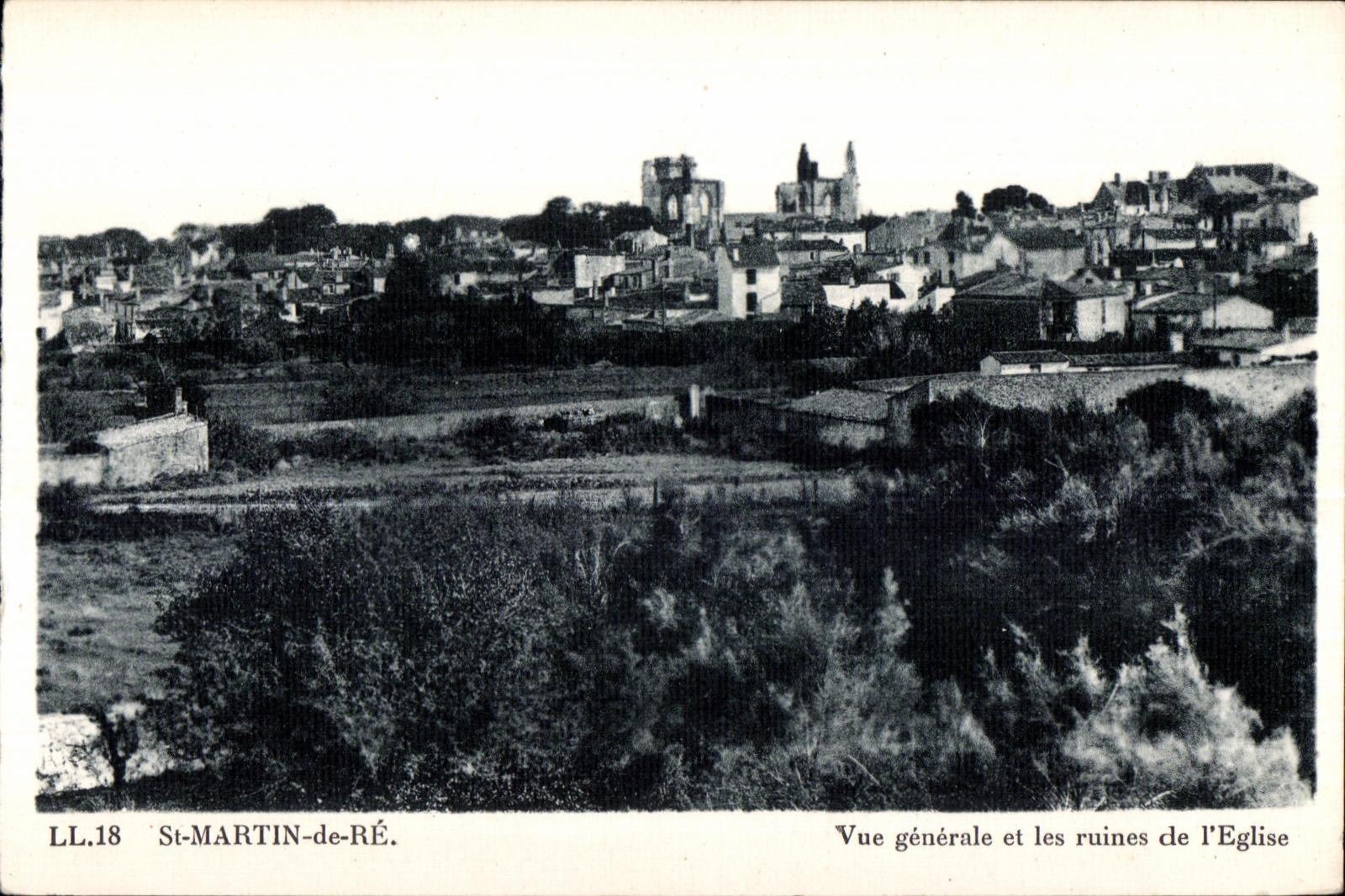 CPA Saint Martin de Re Vue generale et les ruines de l Eglise