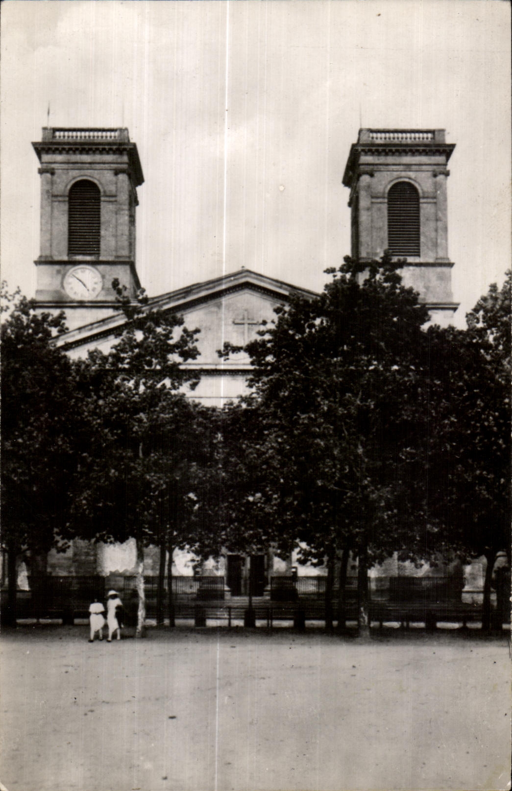 Kirche von La Roche-sur-Yon — Frontalansicht mit zwei Turmspitzen — Éditions Artistiques Raymonde Bergevin