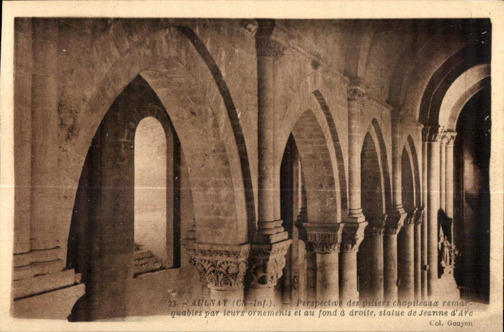 CPA Aulnay Perspective des pillers chapiteaux remarquables par leurs ornements et au fond a droite statue de Jeanne d Arc