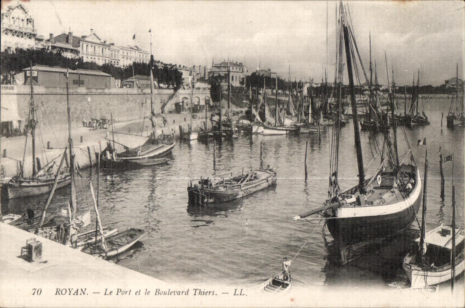 CPA Royan Le Port et le Boulevard Thiers Bateaux 