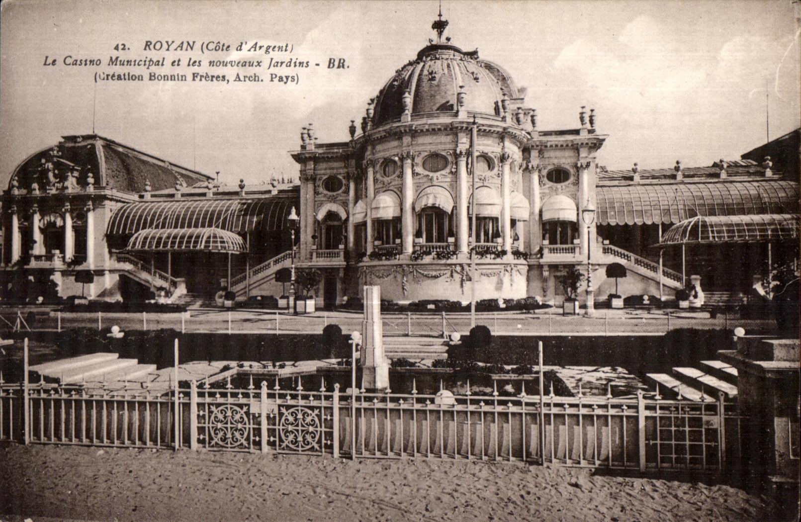 CPA Royan Le Casino Municipal et les nouveaux Jardins