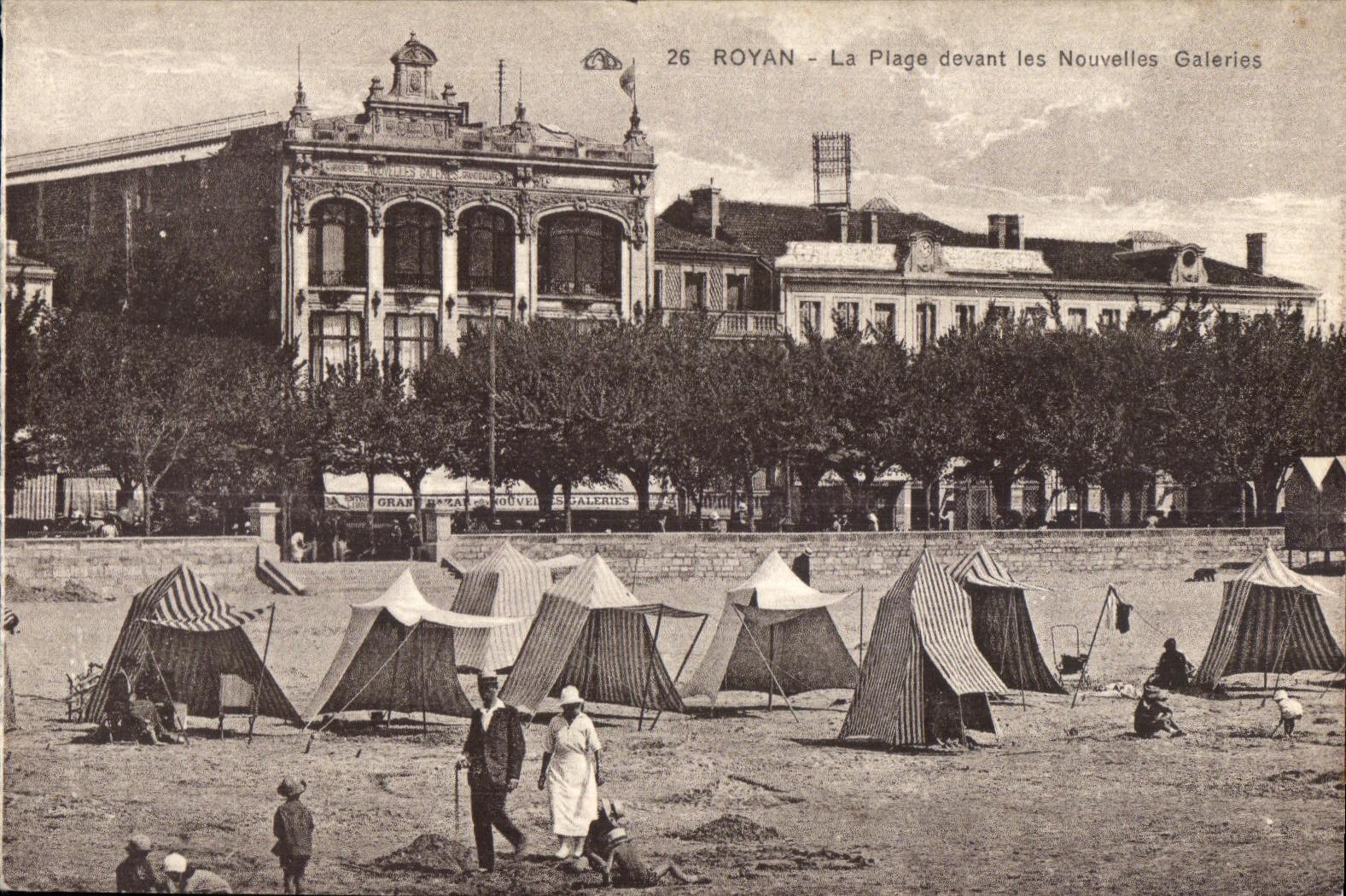 CPA Royan La Plage devant les Nouvelles Galaries