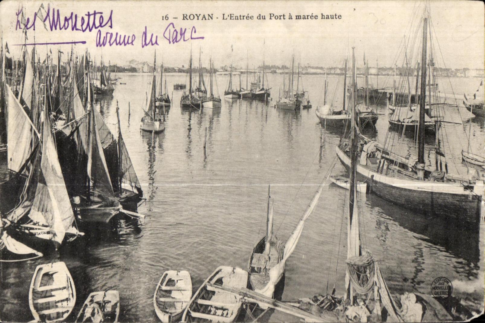 CPA Royan L Entree du Port a maree haute Bateaux 