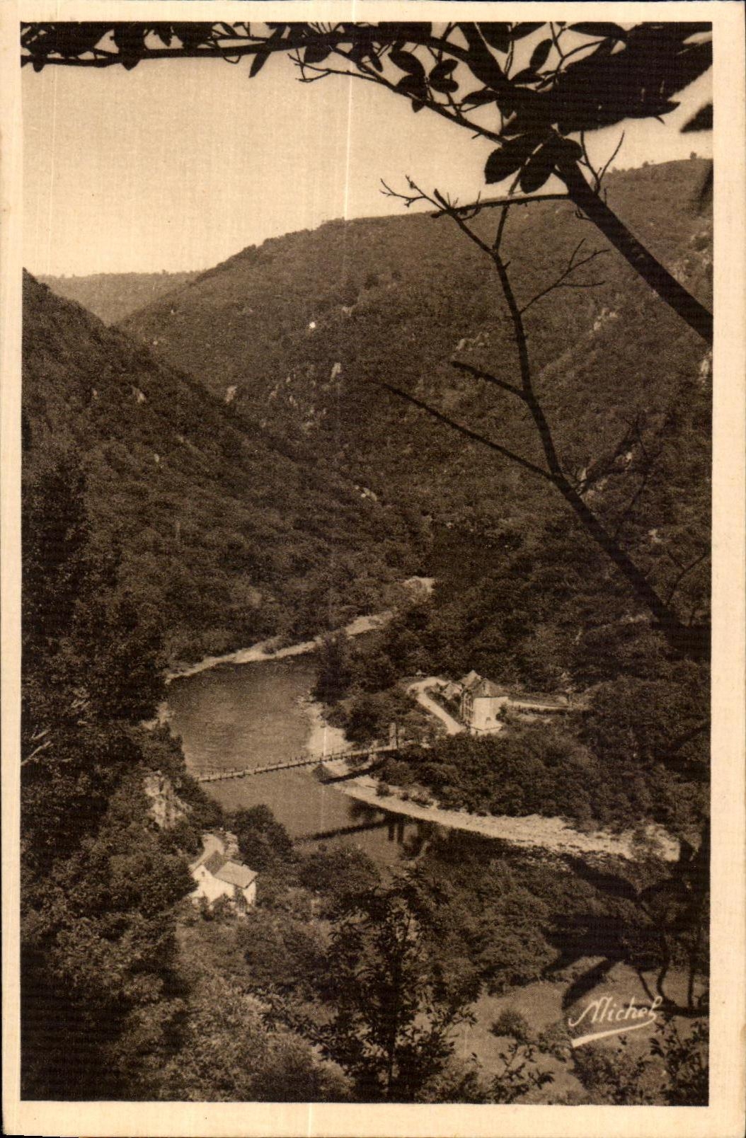 CPA St Martin la Meanne (Correze) Vue sur le pont d Eylac Route de St Privat Route touristique Argentat Eylac