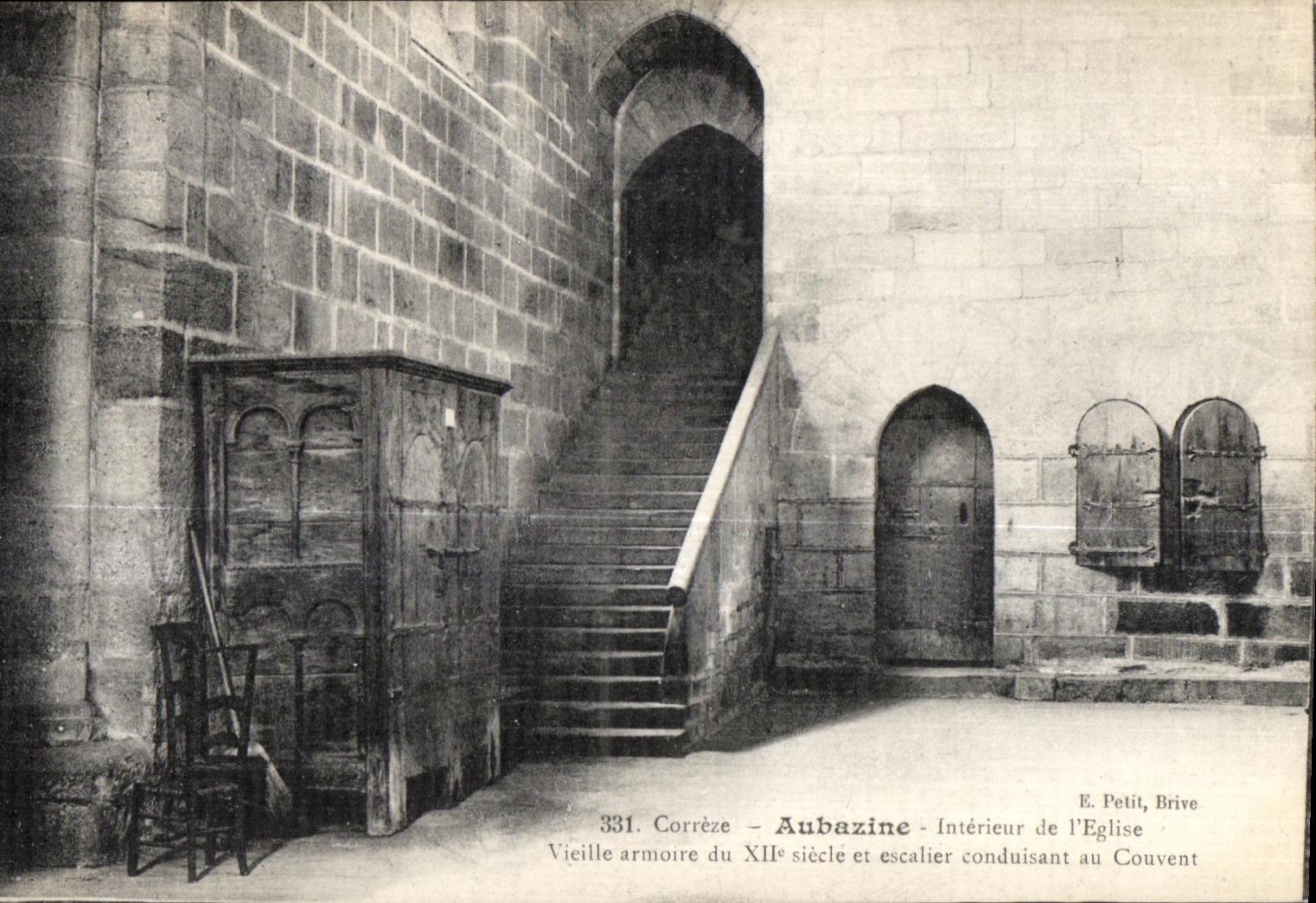 CPA Correze Aubazine Interieur de I Eglise Vieille armoire du XII siecle et escalier