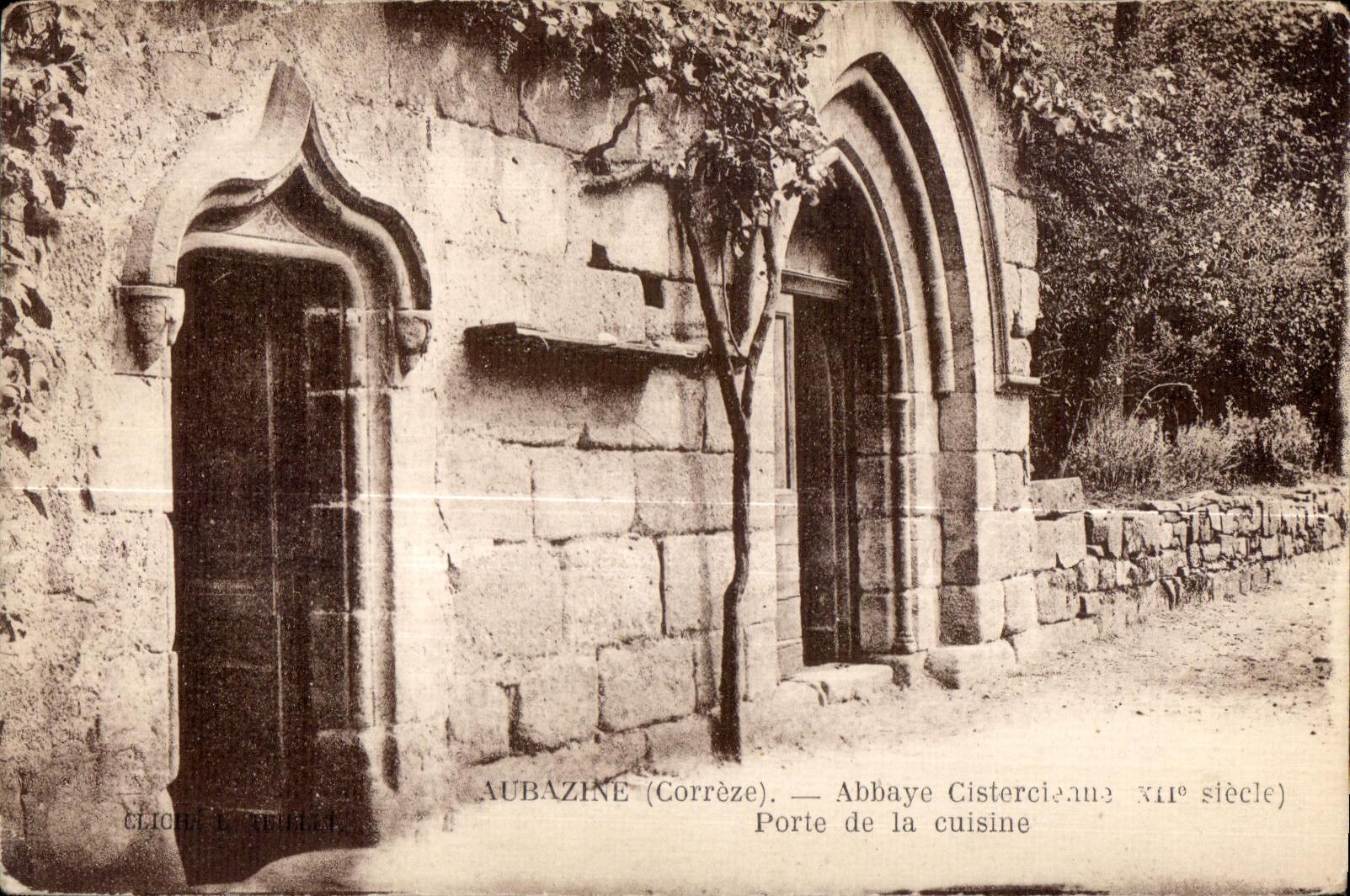 CPA Aubazine (Correze) Abbaye Cistercieau XII Slecle Porte de la Cuisine