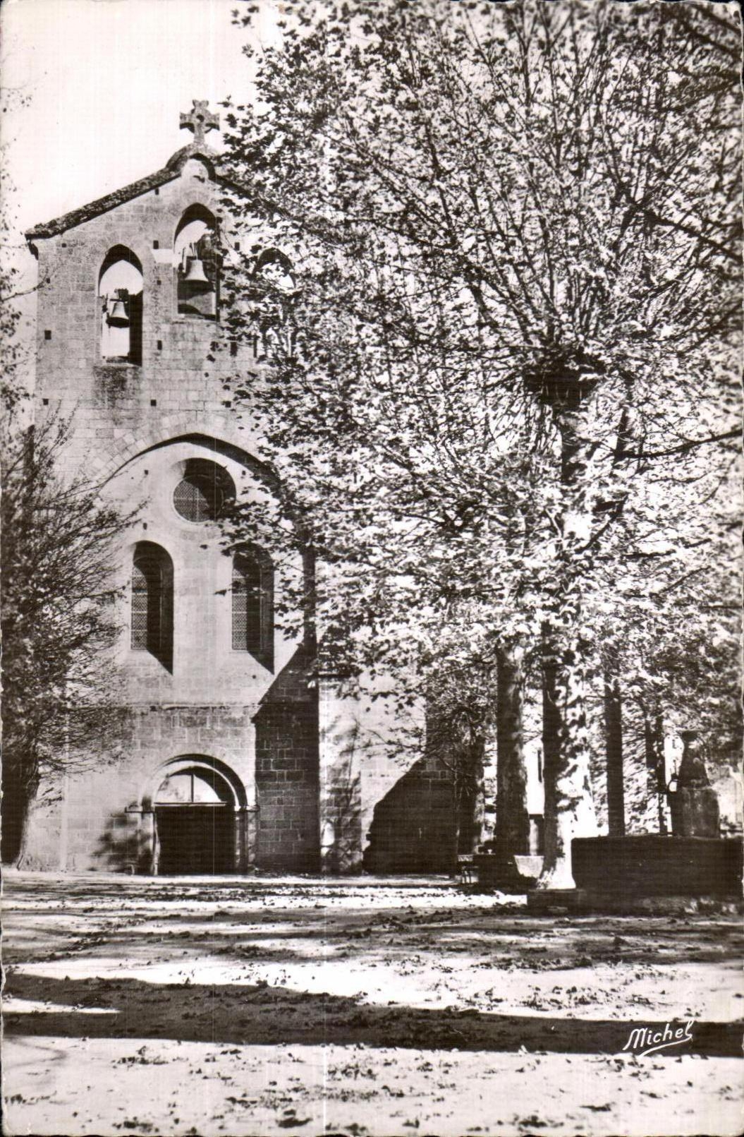 CPA Aubazine (Correze) L Eglise (XII - Siecle) site classe