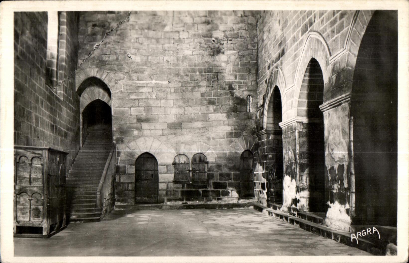 Obazine (Corrèze) — Intérieur de l'Église — Escalier conduisant au monastère — ARGRA