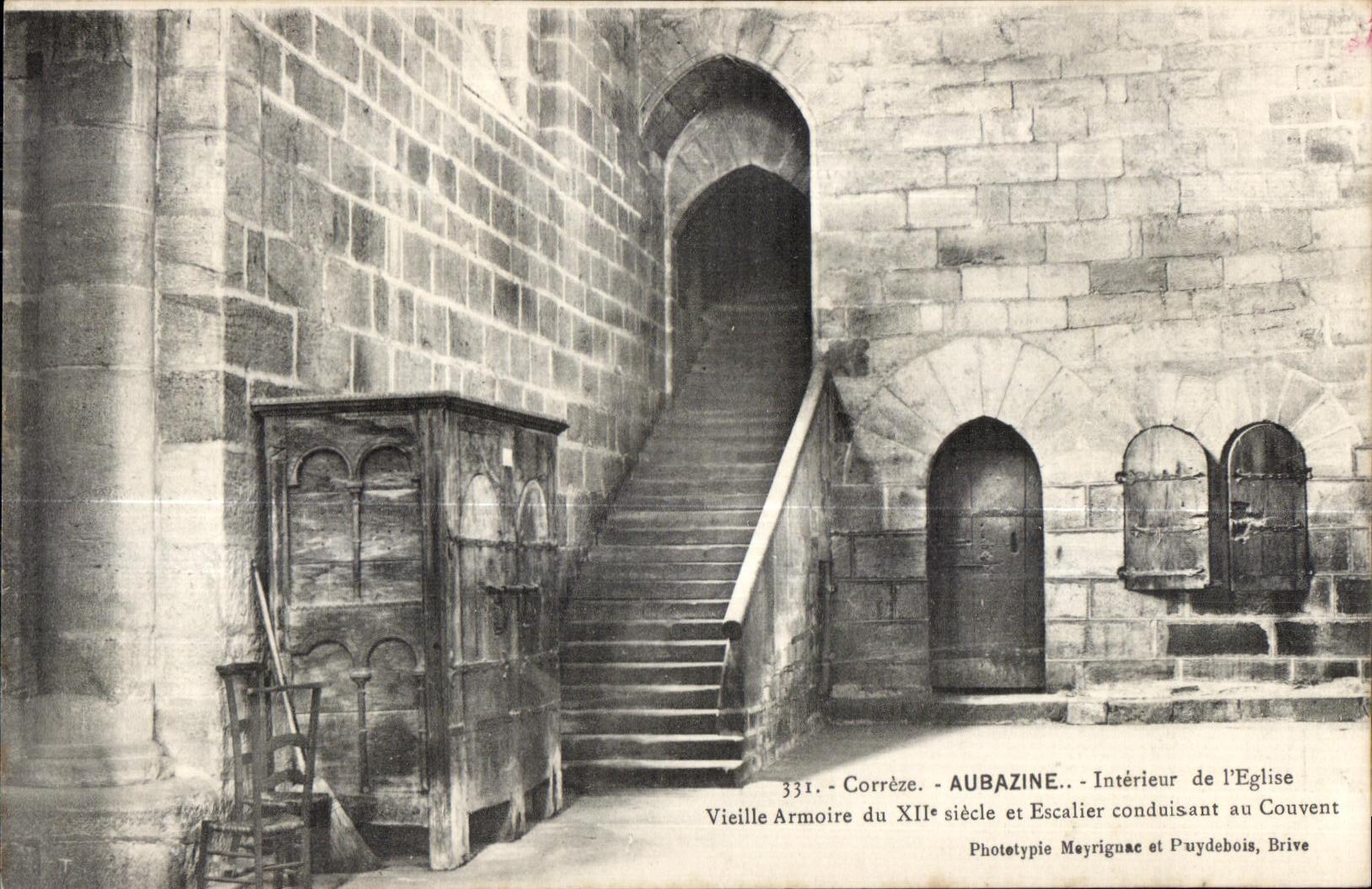 CPA Correze AubaZine Interieur de I Eglise Vieille Armoire du XII siecle et Escalier condaisant au Couvent 