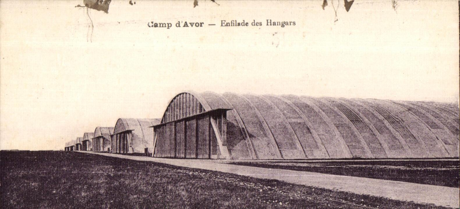 Camp d'Avor — Enfilade des Hangars — Éditeur A. Thibaut