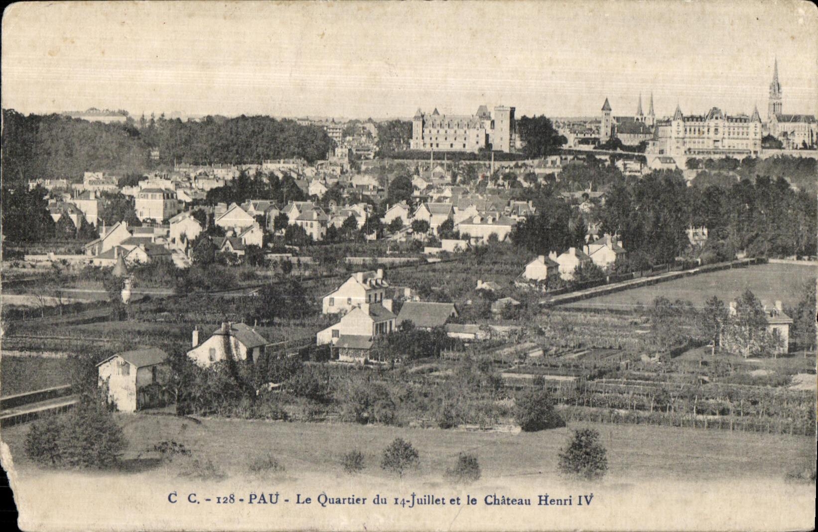 CPA Pau Le Quartier du Juillet et le Chateau Henri IV