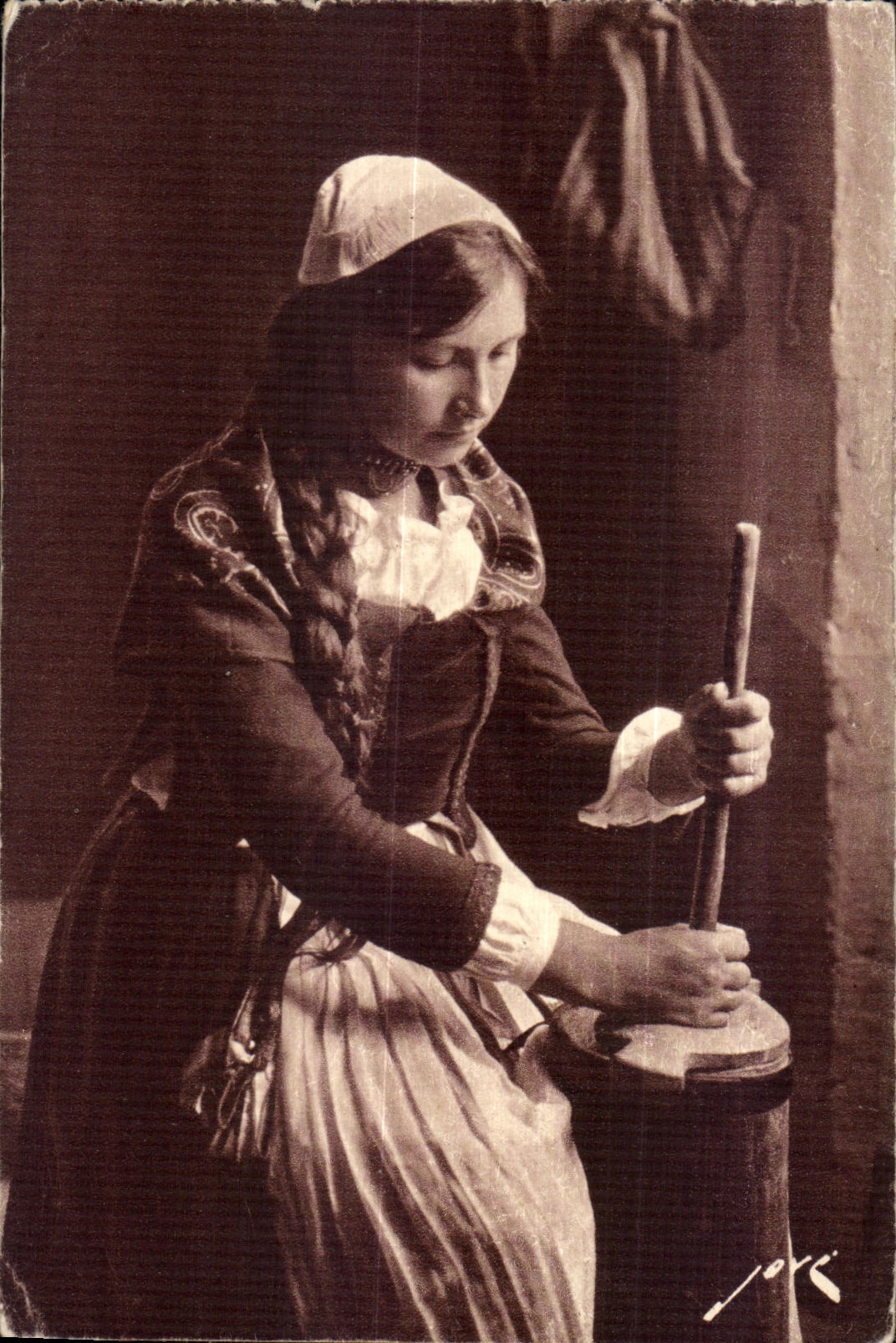 Femme en costume traditionnel — barattage du beurre — Éditions Jové, Pau (B.P.)