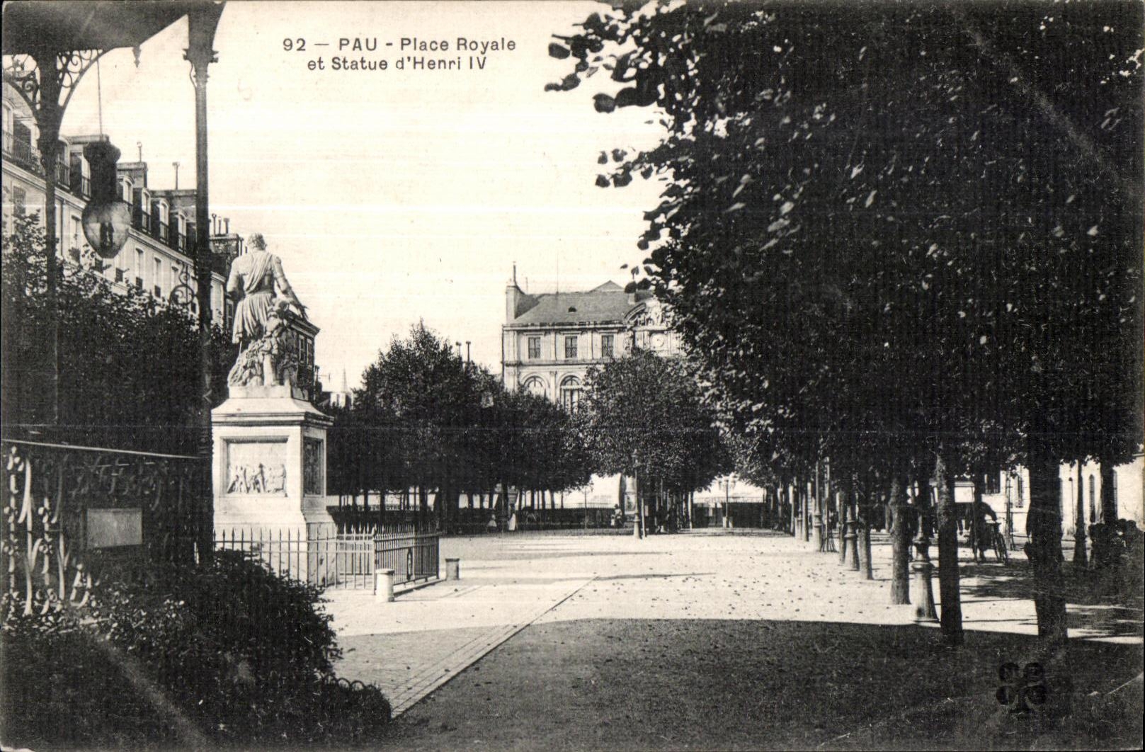 CPA Pau Place Royale et Statue d Henri IV
