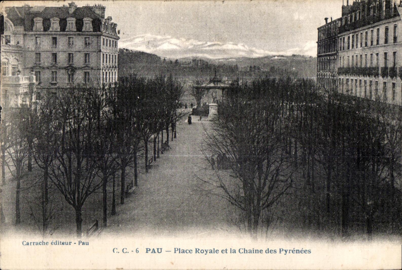 CPA Pau Place Royale et la Chaine des Pyrenees