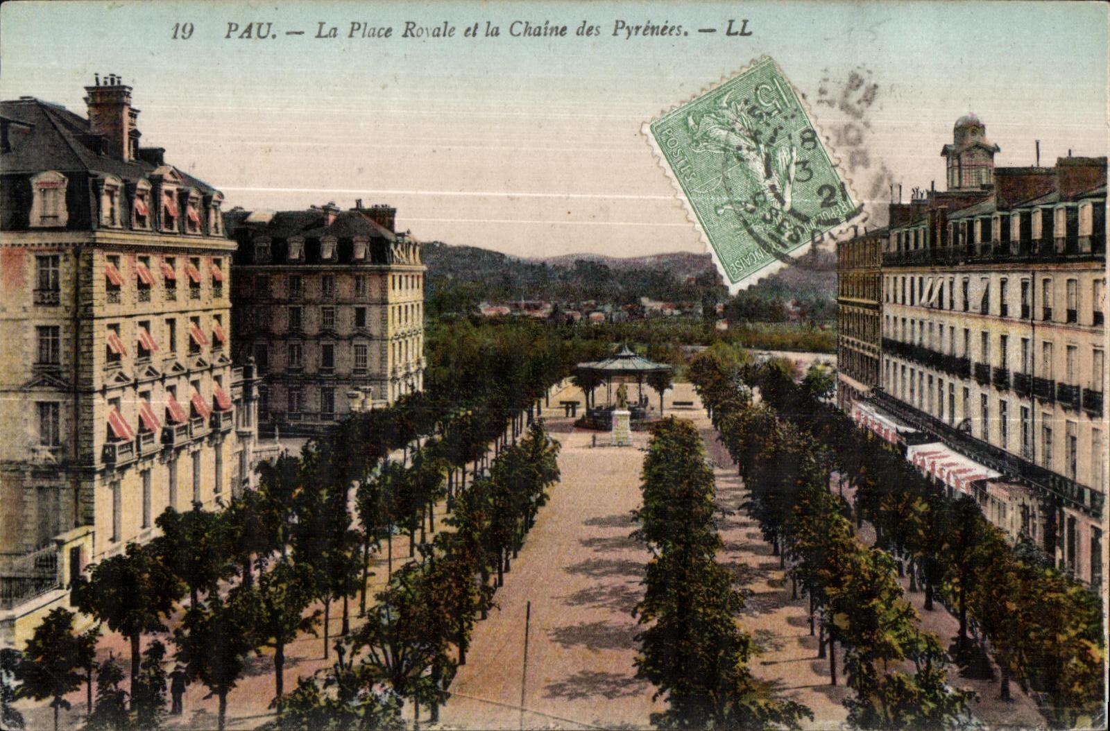 Pau — La Place Royale et la Chaîne des Pyrénées — LL