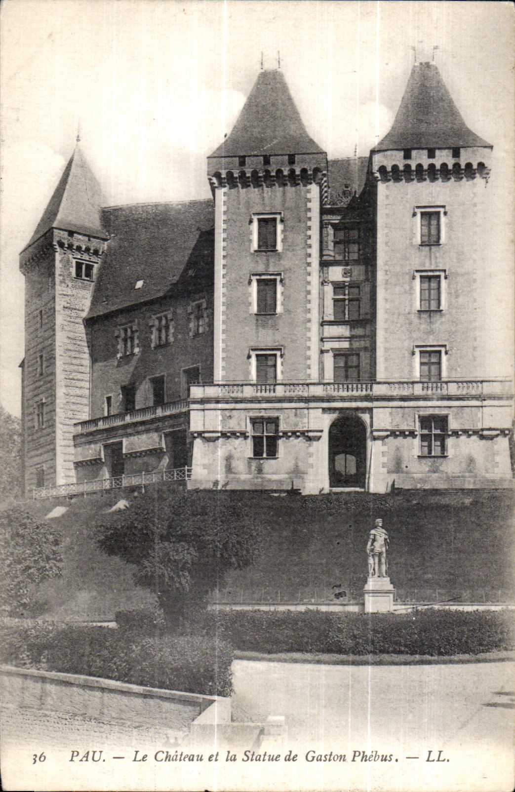 CPA Pau Le Chateau et la Statue de Gaston Phebus