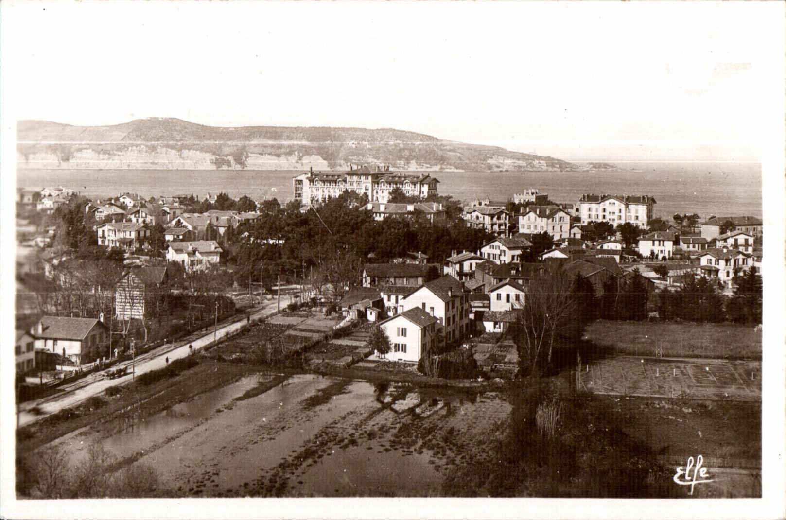CPA Hendaye Vue Panoramique D Hendaye Plage et le Place Eskualduna Au Fond