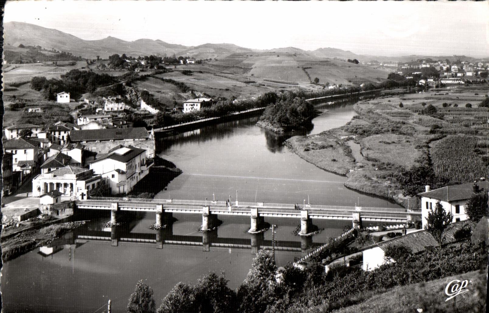 Pont International et l'Île des Faisans — Saint-Jean-de-Luz — Réal-Photo