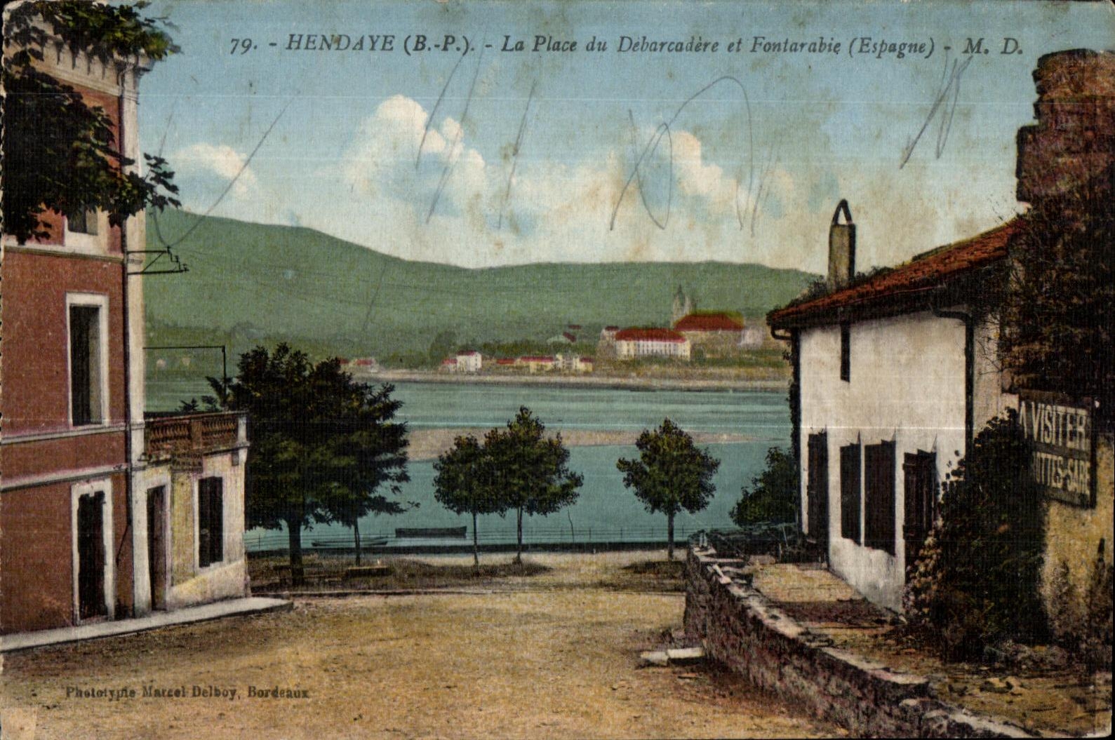 CPA Hendaye (B P ) La Place du Debarcadere et Fontarabie (Espagne)