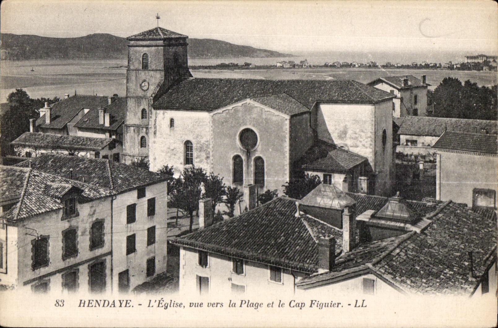 CPA Hendaye L Eglise vue vers la Plage et le Cap Figuier