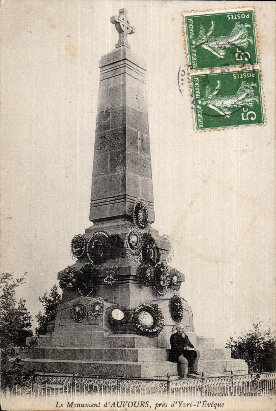 CPA Le Monument d Auvours pres d Yvre I Eveque Militaria