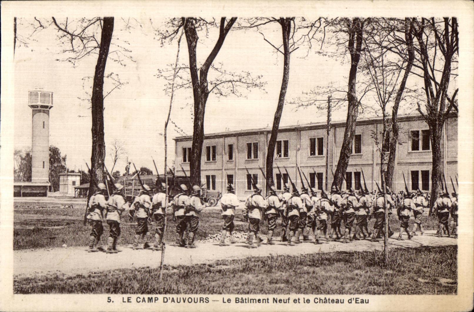CPA Le Camp D Auvours Le batiment neuf et le chateau d ea Militaria 