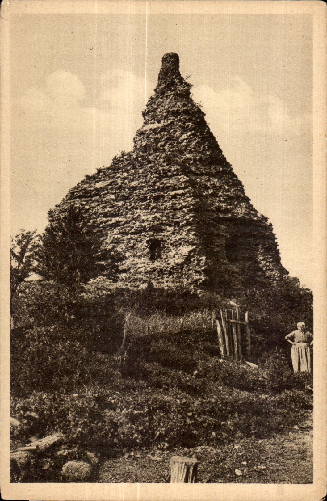CPA Autun Antique Pyramide Romaine dite Pierre de Couhard