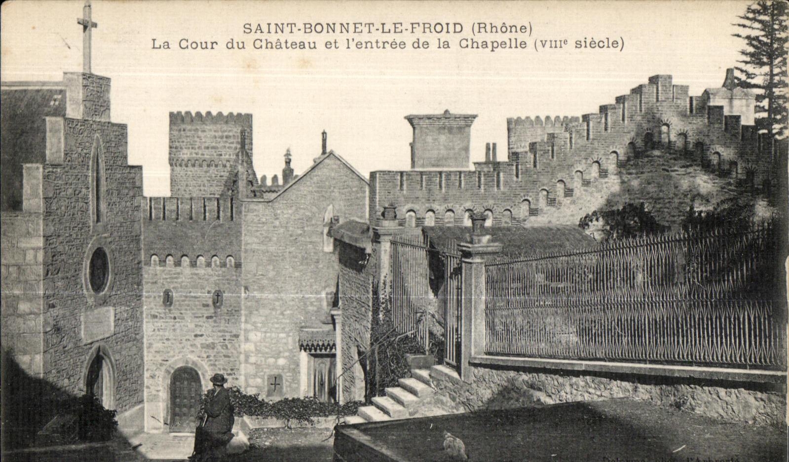 Saint Bonnet le Froid - La Cour du Chateau - CPA 