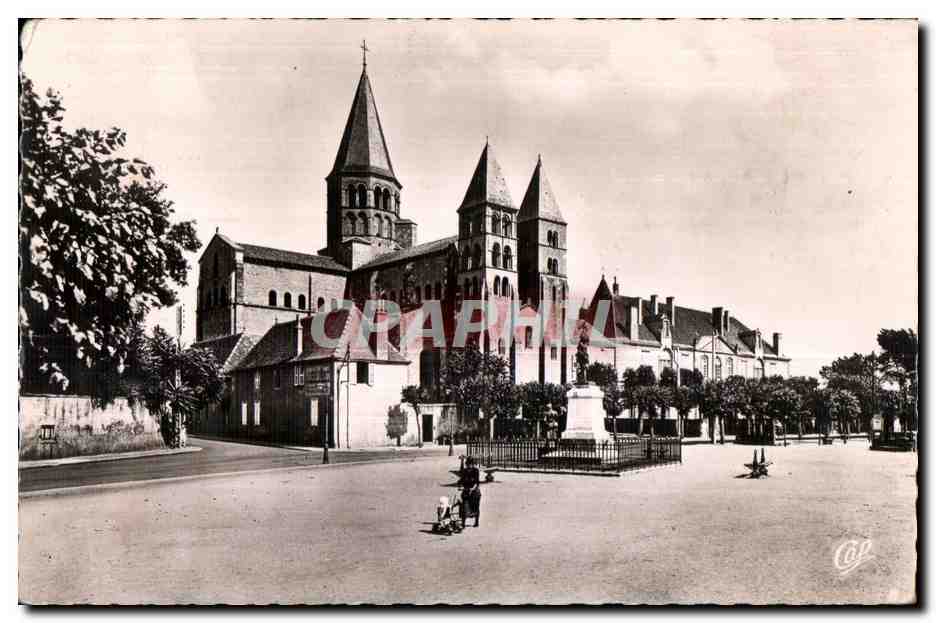 CPA Paray le Monial Place Alsace Lorraine et la Basilique du Sacre Coeur